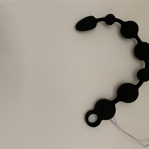 Plug on side-white light flashes