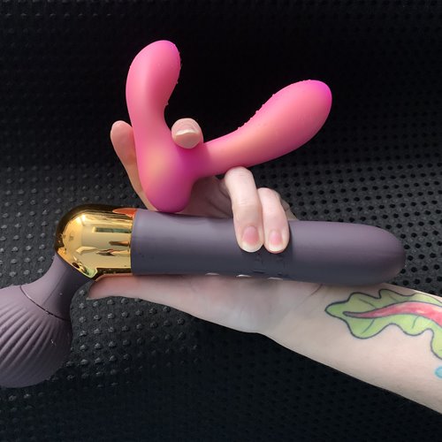 Curved wand and soft wearable vibe